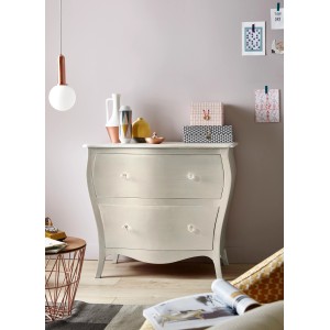 Comò con due cassetti e decorazione murale decorativa nella stanza.