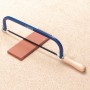 Archetto per metalli LUX Classic 300 mm con telaio blu e manico in legno.