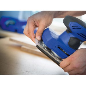 Strisce abrasive LUX Comfort K60 in uso su levigatrice orbitale per levigare il legno.
