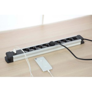 Multipresa t.b.t. con 10 prese e porte USB, uno smartphone è in carica.