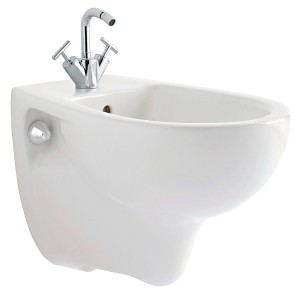 Bidet t.b.t. bianco con rubinetto cromato per il bagno.