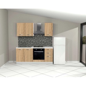 Cucina completa con frontali in legno, cappa aspirante e frigorifero.