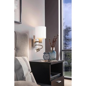 Lampada da parete Pasteri con luce da lettura, nichel opaco/bianco/rame, paralume in tessuto, accanto al comodino in camera da letto.