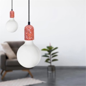Moderna lampada a portale t.b.t. con effetto terrazzo in rosso e bianco.