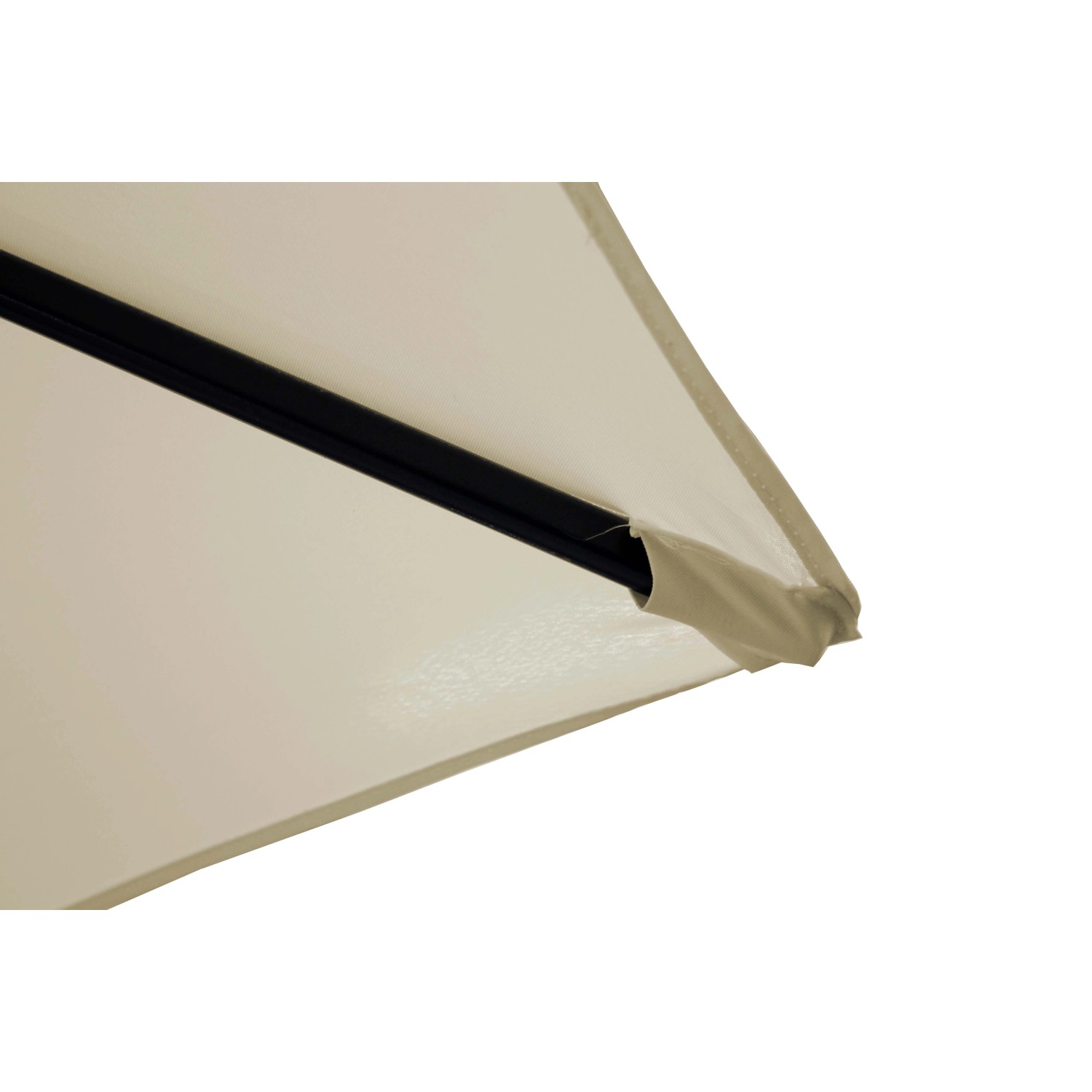 Dettaglio di un ombrellone da balcone beige. Asta e tessuto ben visibili.