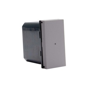 Dettaglio di un interruttore t.b.t. grigio per montaggio a parete.