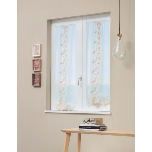 Tenda trasparente con motivo floreale davanti a una finestra. Design decorativo per finestre.