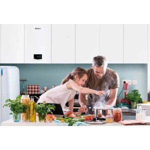 Caldaia Vaillant in una moderna cucina con famiglia che cucina.