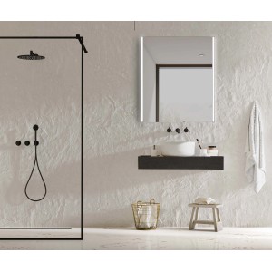 Bagno moderno con specchio rettangolare con illuminazione a LED.