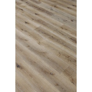 Pavimento vinilico chiaro effetto legno, adatto a diverse zone giorno.