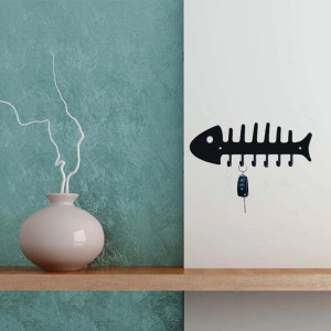 Appendiabiti a spina di pesce nero come bacheca da parete con chiavi.