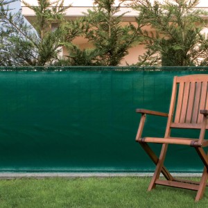 Schermatura verde t.b.t. in giardino con sedia di legno. Ideale come frangivento e ombreggiante.