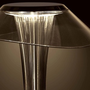 Moderna lampada da comodino, t.b.t., con paralume trasparente e luce calda.