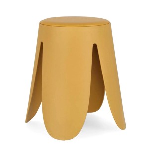 Sgabello/poggiapiedi giallo t.b.t. dal design insolito.