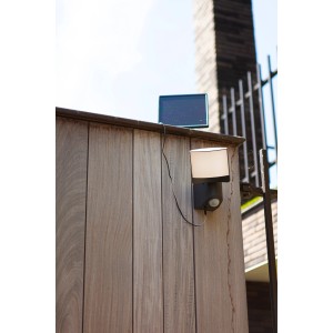 Lampada da parete solare a LED Lutec Sunshine color antracite con sensore di movimento su parete in legno.