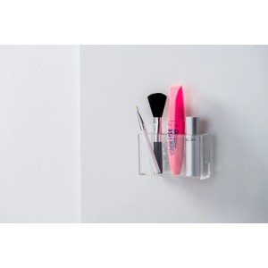 Porta accessori bagno trasparente con pennelli trucco e mascara.