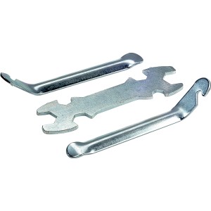 Set di attrezzi t.b.t. per riparazioni, include leve per pneumatici e chiave inglese.