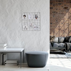 Lavagna memo in filo metallico con foto, parte di una scena abitativa.