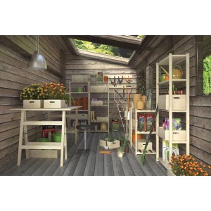 Scaffali in legno e banco da lavoro nel capanno da giardino. Sistema di scaffalature per attrezzi da giardino e piante.