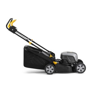 Tagliaerba a batteria nero e grigio di t.b.t. con cesto di raccolta.