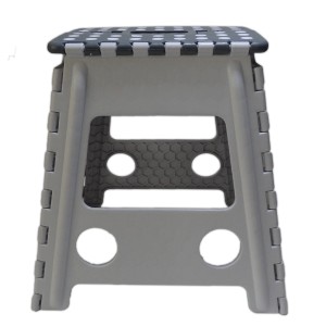 Sgabello pieghevole grigio per interni. Pratica Scale edilizia di t.b.t.