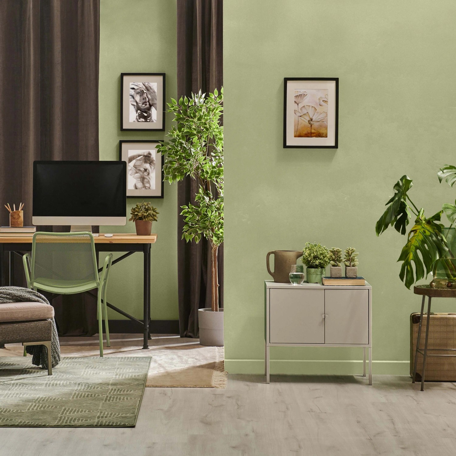 Soggiorno con pareti decorate in tonalità di verde. Pittura decorativa per un'atmosfera accogliente.