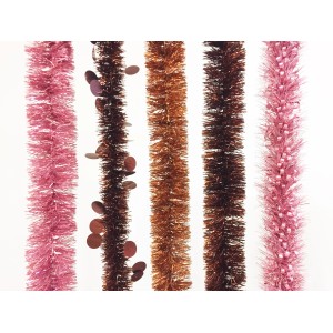 Ghirlande natalizie di orpello di vari colori.