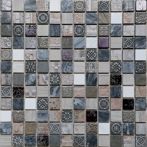 Piastrella a mosaico con vari motivi e colori.