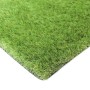 Primo piano di erba sintetica verde. Ideale per giardino, balcone e terrazza.