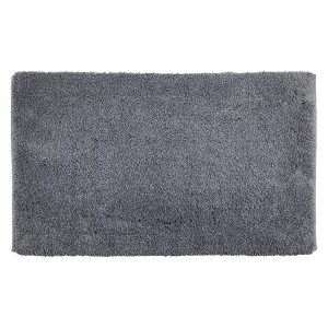 Tappeto da bagno rettangolare grigio con superficie soffice.