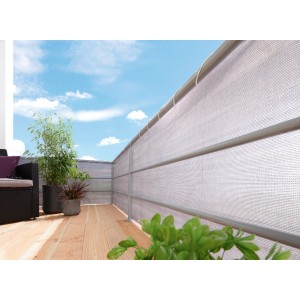 Schermo per balcone grigio 90x500 cm come protezione da vento e sguardi indiscreti su un balcone con piante e mobili.