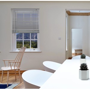 Veneziana t.b.t. chiara alla finestra in un moderno soggiorno.