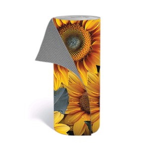 Tappeto cucina Zerbini arrotolato con motivo a girasoli.