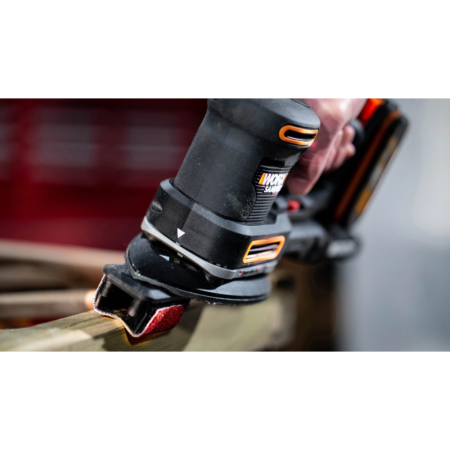 Levigatrice multifunzione a batteria Worx 20 V WX820.9 Solo mentre leviga il legno.