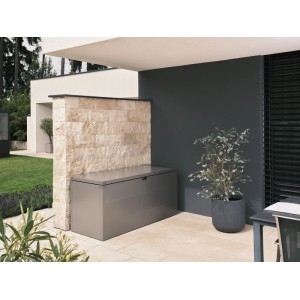Biohort StyleBox 170 Grigio Quarzo Metallizzato su terrazza. Elegante box universale impermeabile per giardino e balcone.