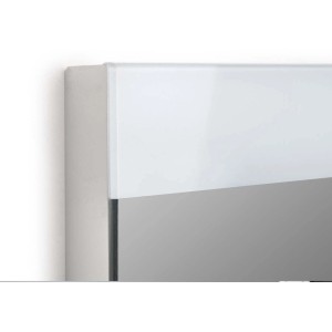 Dettaglio di un moderno specchio t.b.t. con design a colori bianco e grigio.