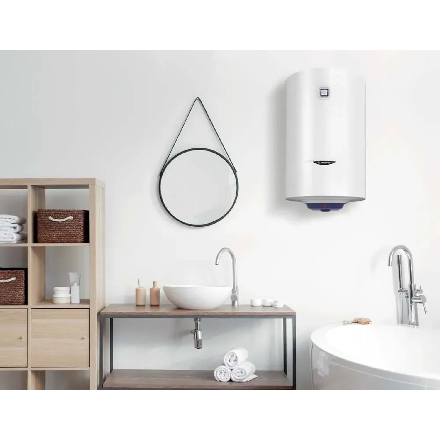 Scaldabagno t.b.t. bianco in bagno moderno.