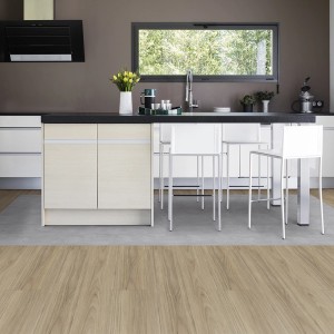 Pavimento vinilico autoadesivo Gerflor effetto legno, ideale per cucine e ambienti umidi.