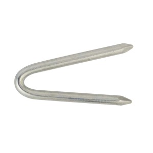 Chiodo in ferro a forma di U, punto metallico, primo piano.