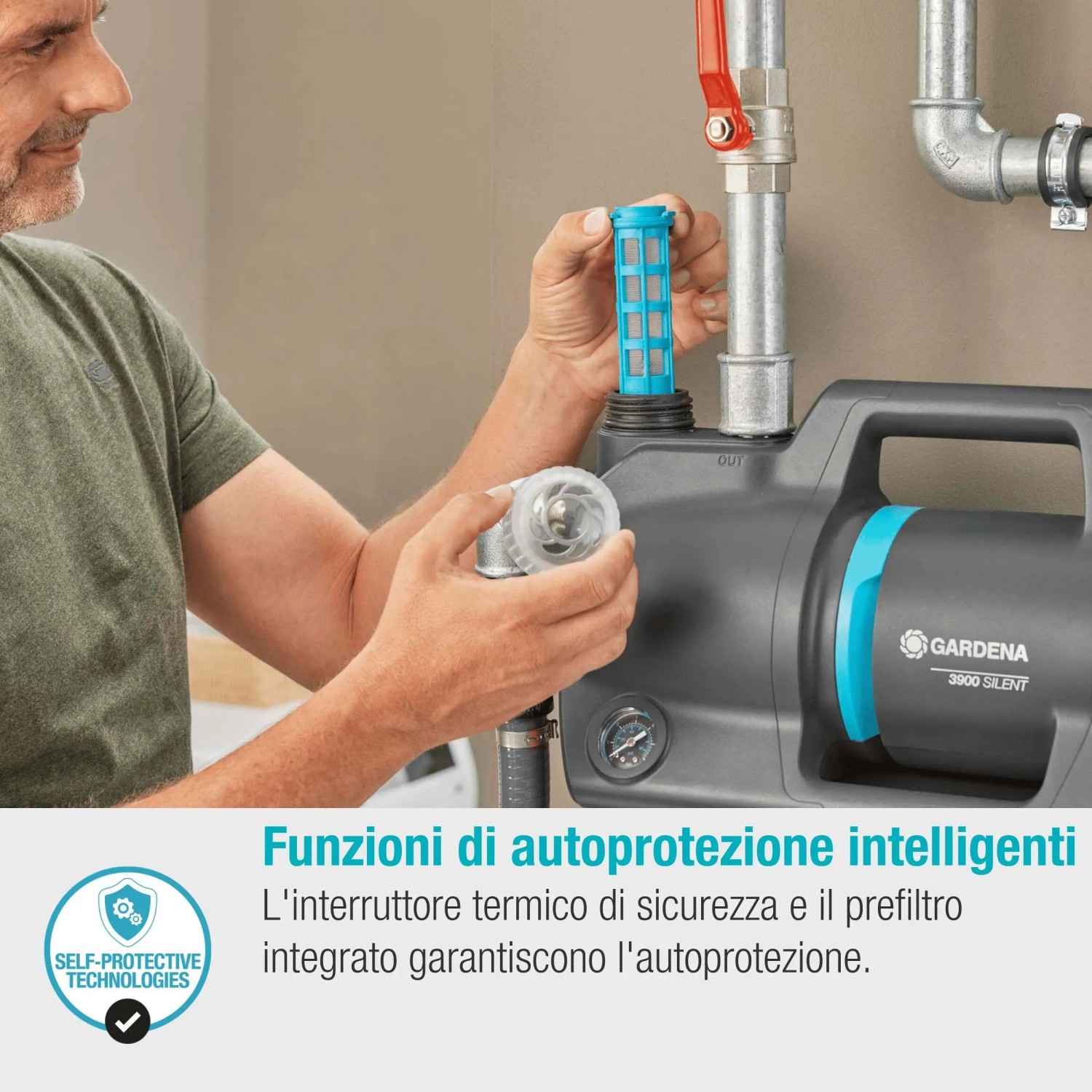 Uomo inserisce filtro in pompa da giardino Gardena. Pompa elettrica per irrigazione giardino.