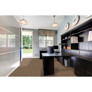 Ufficio con pavimento in vinile marrone. Stanza moderna con scrivania e scaffali.