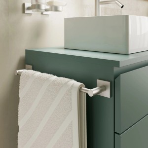 Portasciugamani t.b.t. in acciaio inox con asciugamano in bagno.