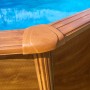 Dettaglio Gre Pool Pacific Ovale effetto legno, raccordo angolare marrone.