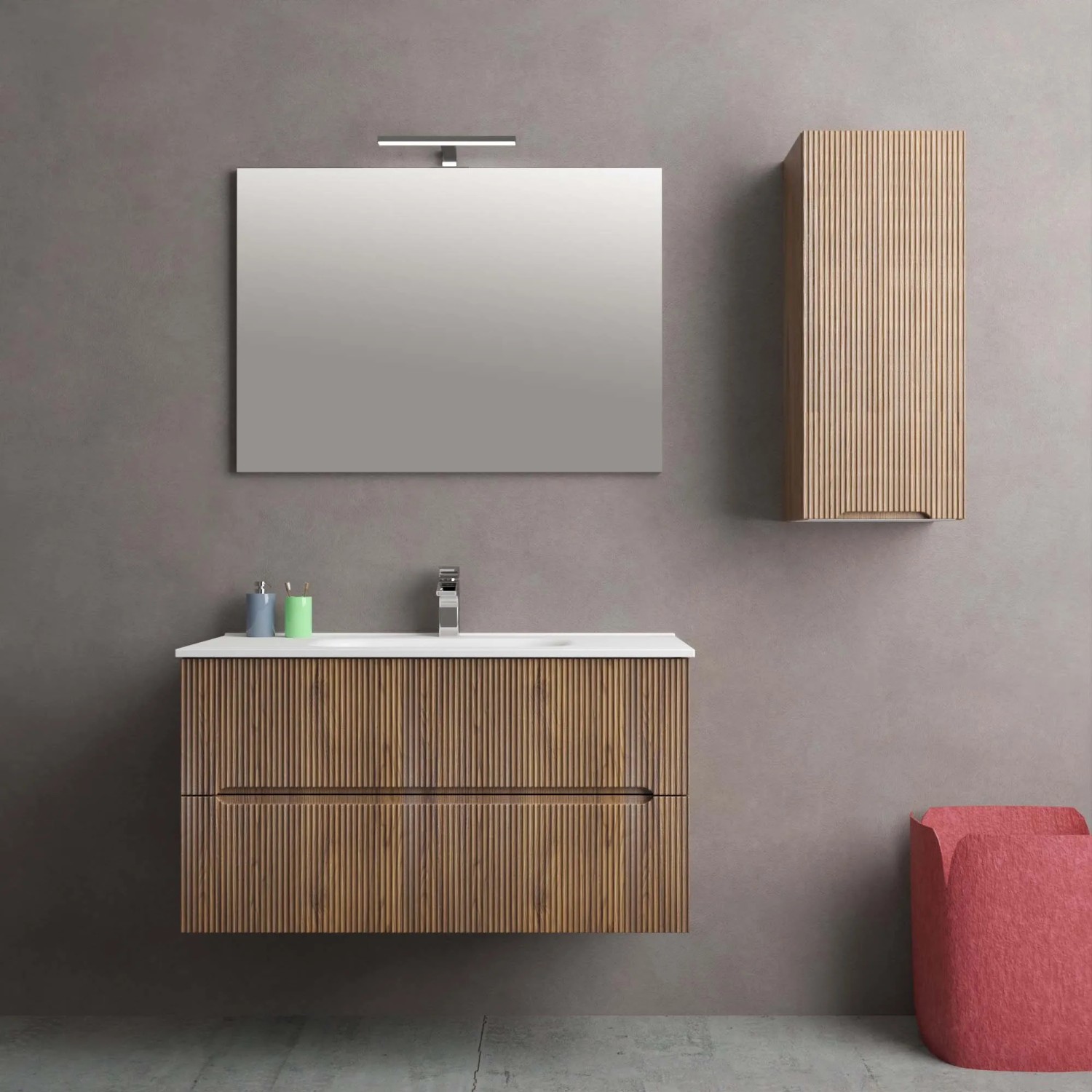 Set di mobili da bagno moderni: mobile lavabo con cassetti, specchiera e pensile effetto legno.