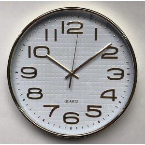 Orologio da parete rotondo con numeri e lancette dorate su quadrante bianco.