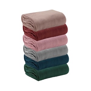 Coperte/plaid t.b.t. impilate in vari colori.