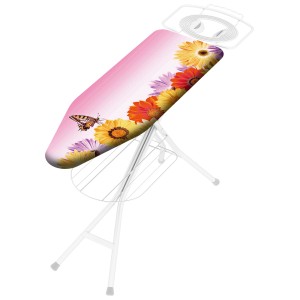 Asse da stiro con motivo floreale e farfalla su sfondo rosa.