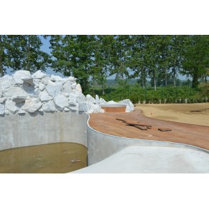Area esterna con pavimentazione t.b.t., rocce e vasca d'acqua in giardino.