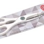 Forbici da cucina bianche sulla confezione. Versatile per l'uso in cucina.