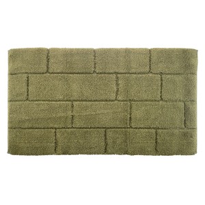 Tappeto da bagno verde con motivo a mattoni.